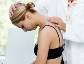 medicul examinează gâtul pentru osteocondroză